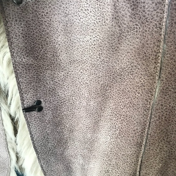 Suede vest lined with faux fur - Picture 6 of 8